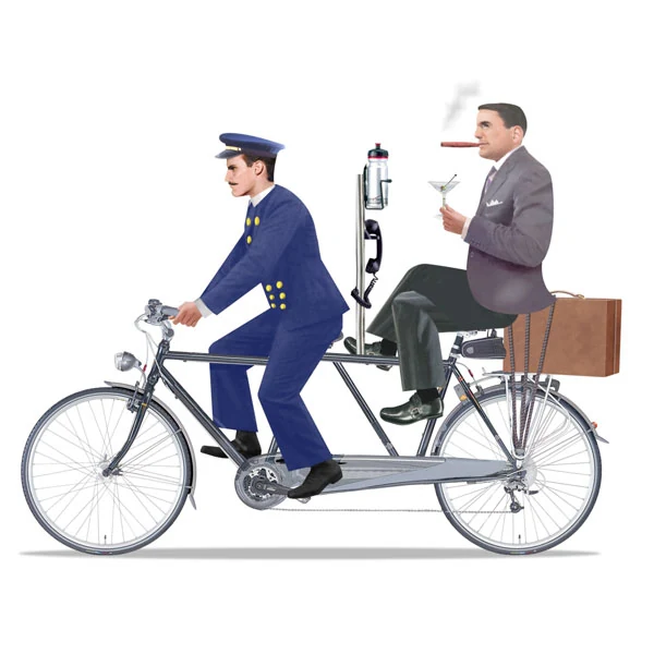 Dvojica poslovnih ljudi voze tandem-bicikl
