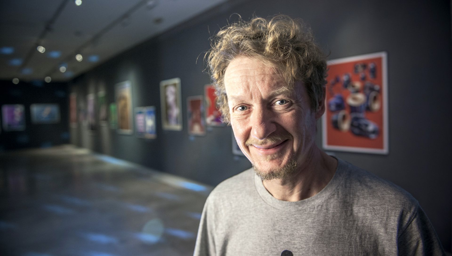 Milan Trenc fotografiran u galeriji